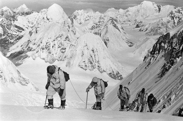 △1960年5月，中國登山隊(duì)隊(duì)員在海拔7150米的冰雪坡上行進(jìn)。